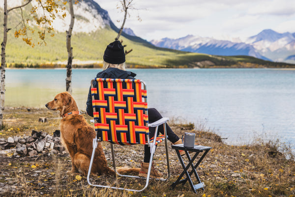 kuma backtrack chair with dog in the mountains